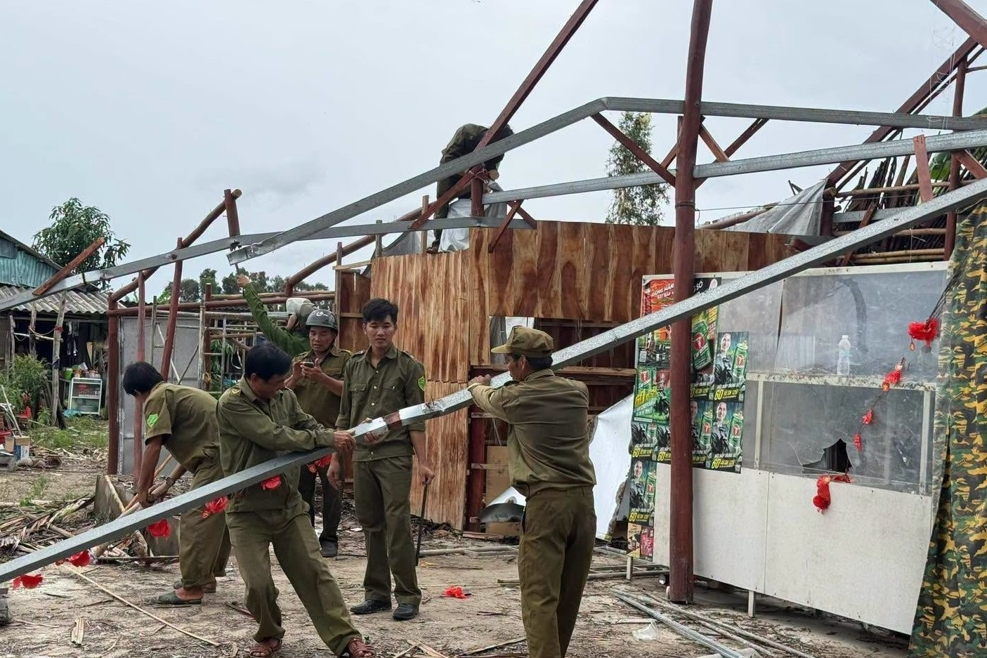 Lốc xoáy giữa đêm, một phụ nữ mang thai 5 tháng bị thương phải nhập viện cấp cứu