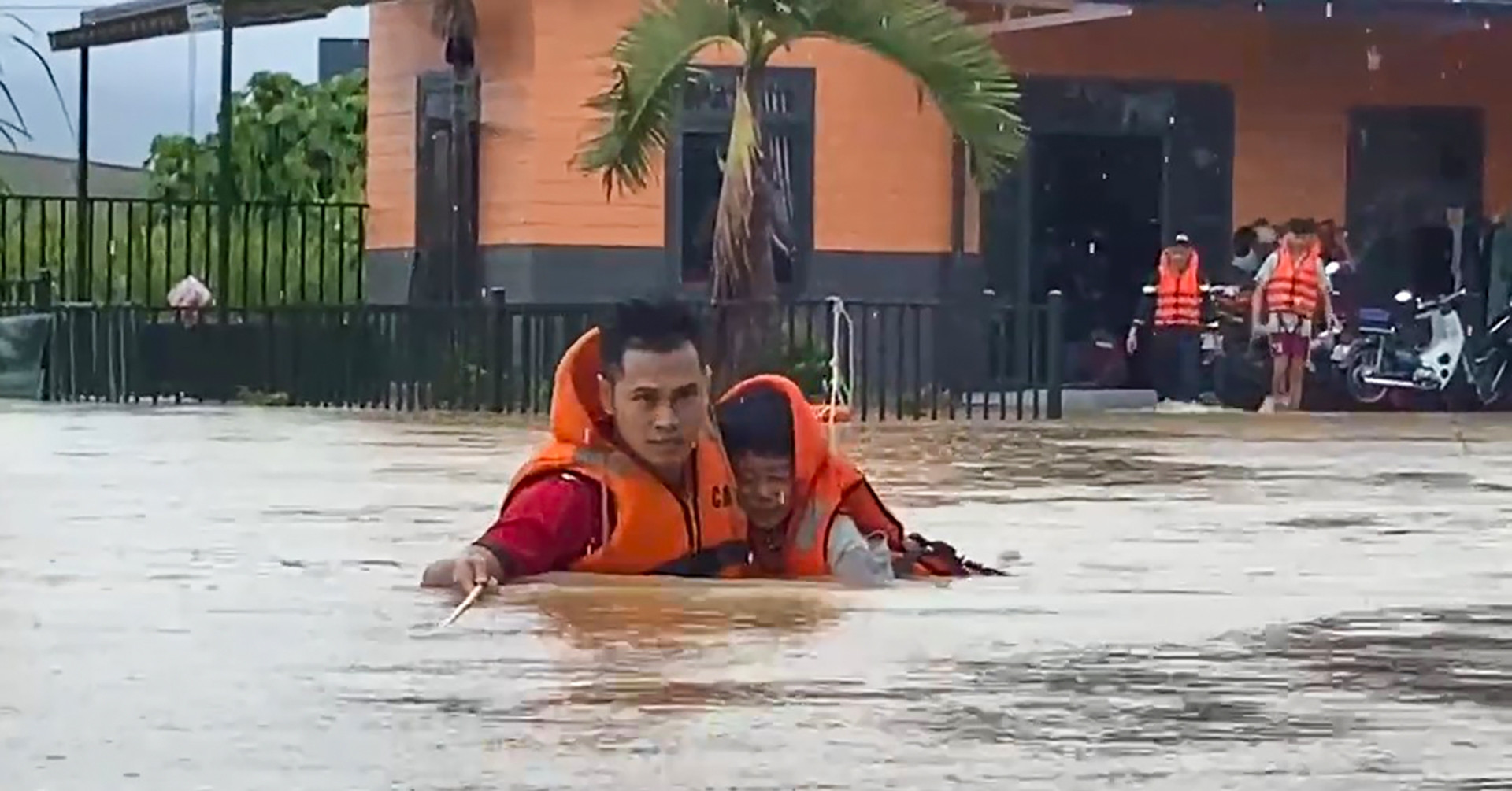 Mưa lớn gây ngập sâu ở Bảo Lộc, 16 người mắc kẹt giữa biển nước