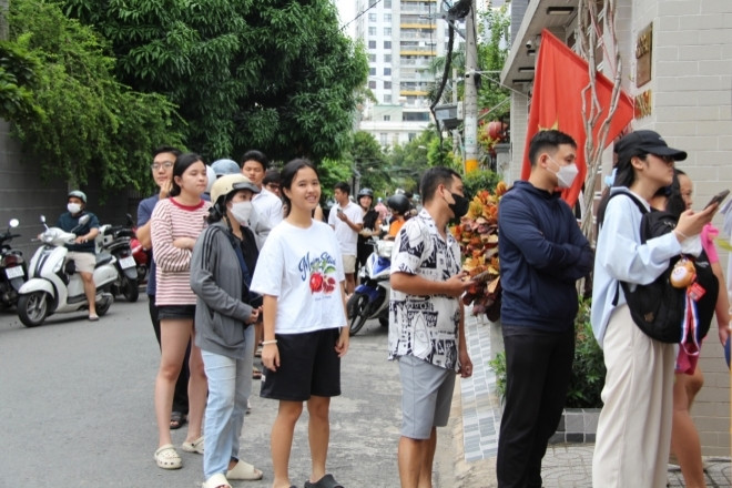 Người dân TPHCM xếp hàng dài, chờ mua sữa tuyết đang gây sốt mạng