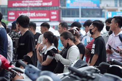 Người hâm mộ xếp hàng dài săn vé xem tuyển Việt Nam đấu Singapore