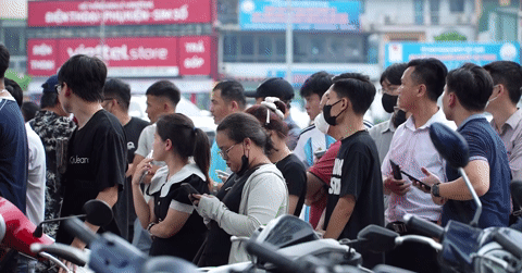 Người hâm mộ xếp hàng dài săn vé xem tuyển Việt Nam đấu Singapore