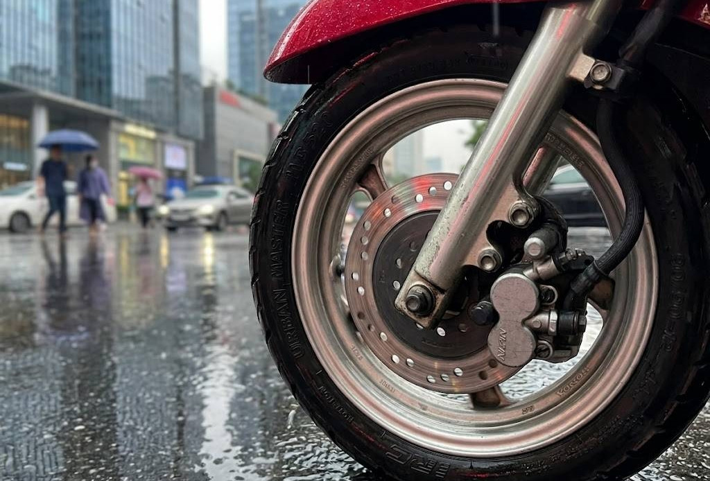 Phanh xe máy kêu 'két két' sau khi đi mưa, có đáng lo?