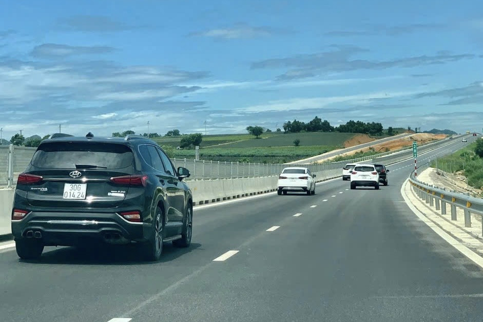 Tài xế 'ôm' làn trái trên cao tốc: Thói quen khiến cả đoàn xe phải chịu trận