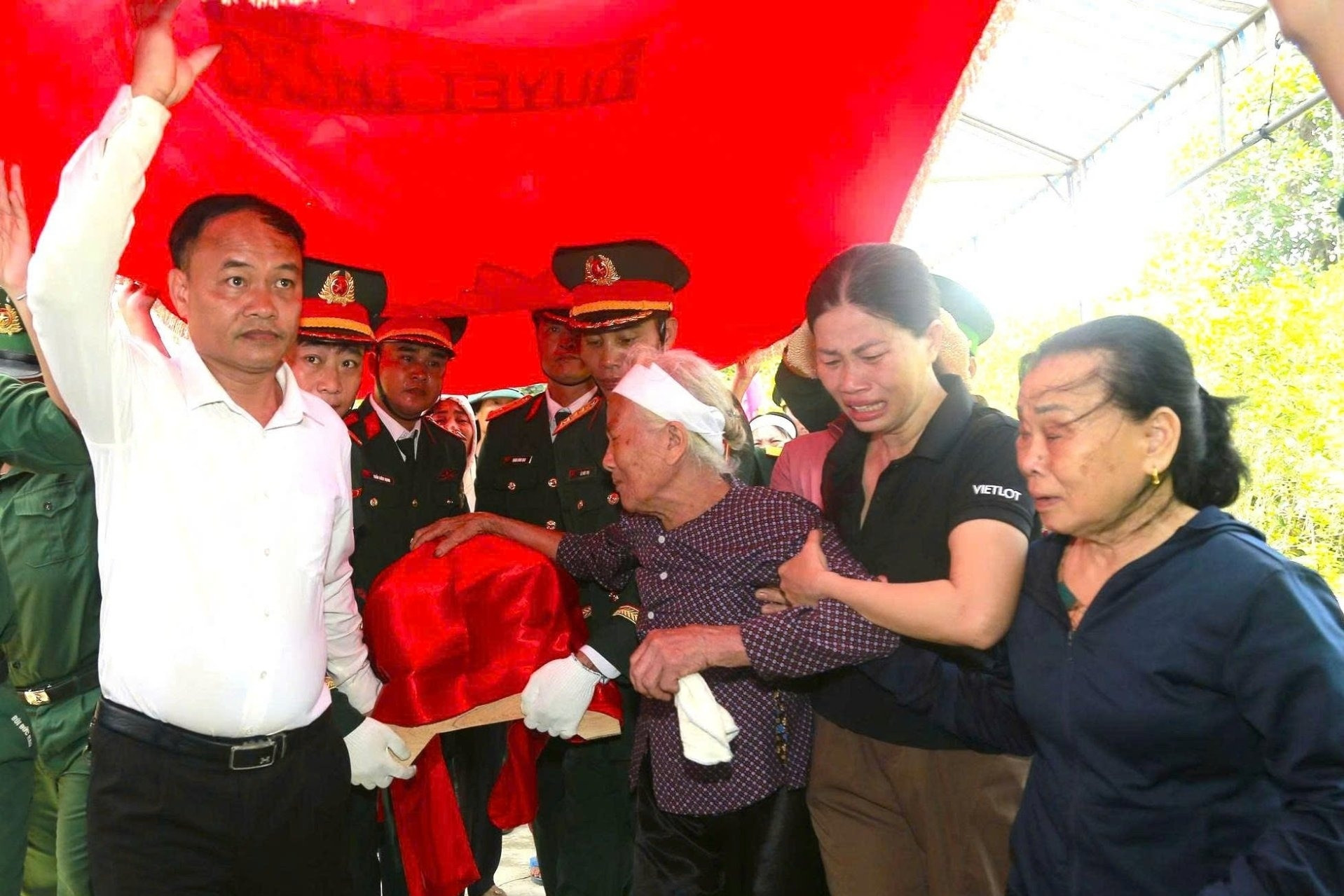 Thấy linh cữu con về đến đầu ngõ, mẹ liệt sĩ òa khóc: 'Chờ con đã gần nửa đời người'