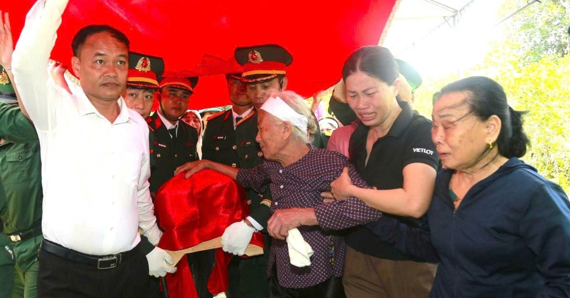 Thấy linh cữu con về đến đầu ngõ, mẹ liệt sĩ òa khóc: &amp;apos;Chờ con đã gần nửa đời người&amp;apos;