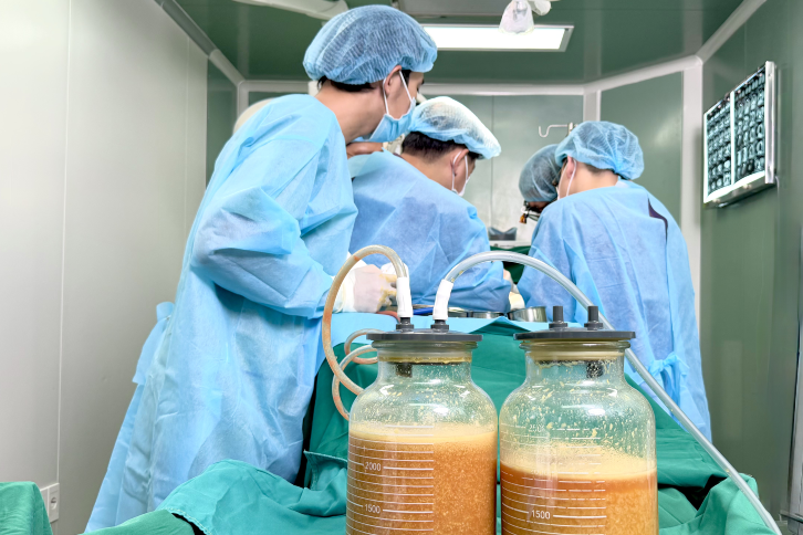 Tiêm chất lạ từ 20 năm trước, người phụ nữ phải mổ khẩn cấp khi ngực như 'tổ ong'