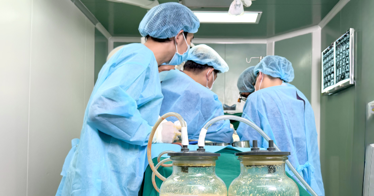 Tiêm chất lạ từ 20 năm trước, người phụ nữ phải mổ khẩn cấp khi ngực như "tổ ong"