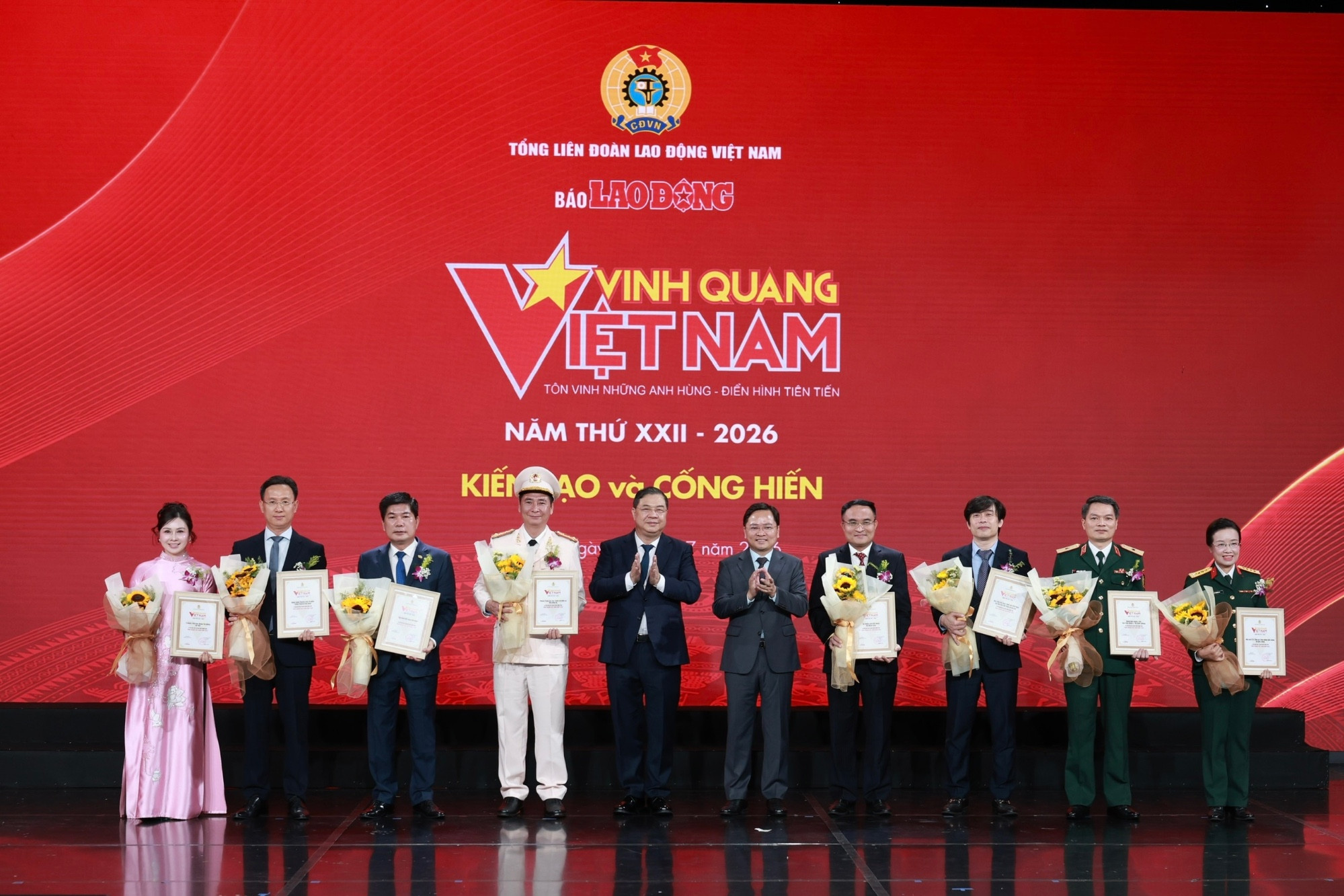 ttt2 Vinh quang Việt Nam 1785207393280_1993401541579240522_g1183839905270774670_33ad5a1eb7f813933cd5b58fea77c1a1.jpg