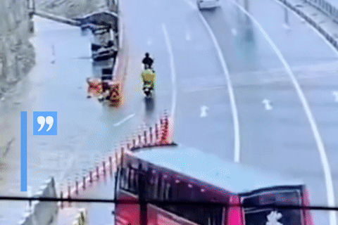 Xe buýt mất lái rồi trượt dài trên đường ngập nước, thân xe bị xé toạc
