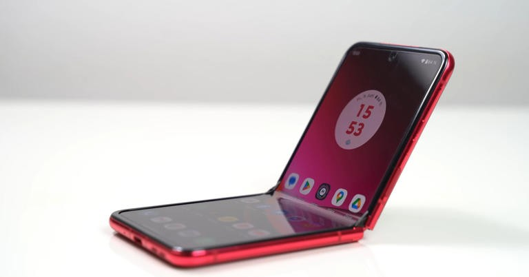 5 điều không nên làm với smartphone màn hình gập