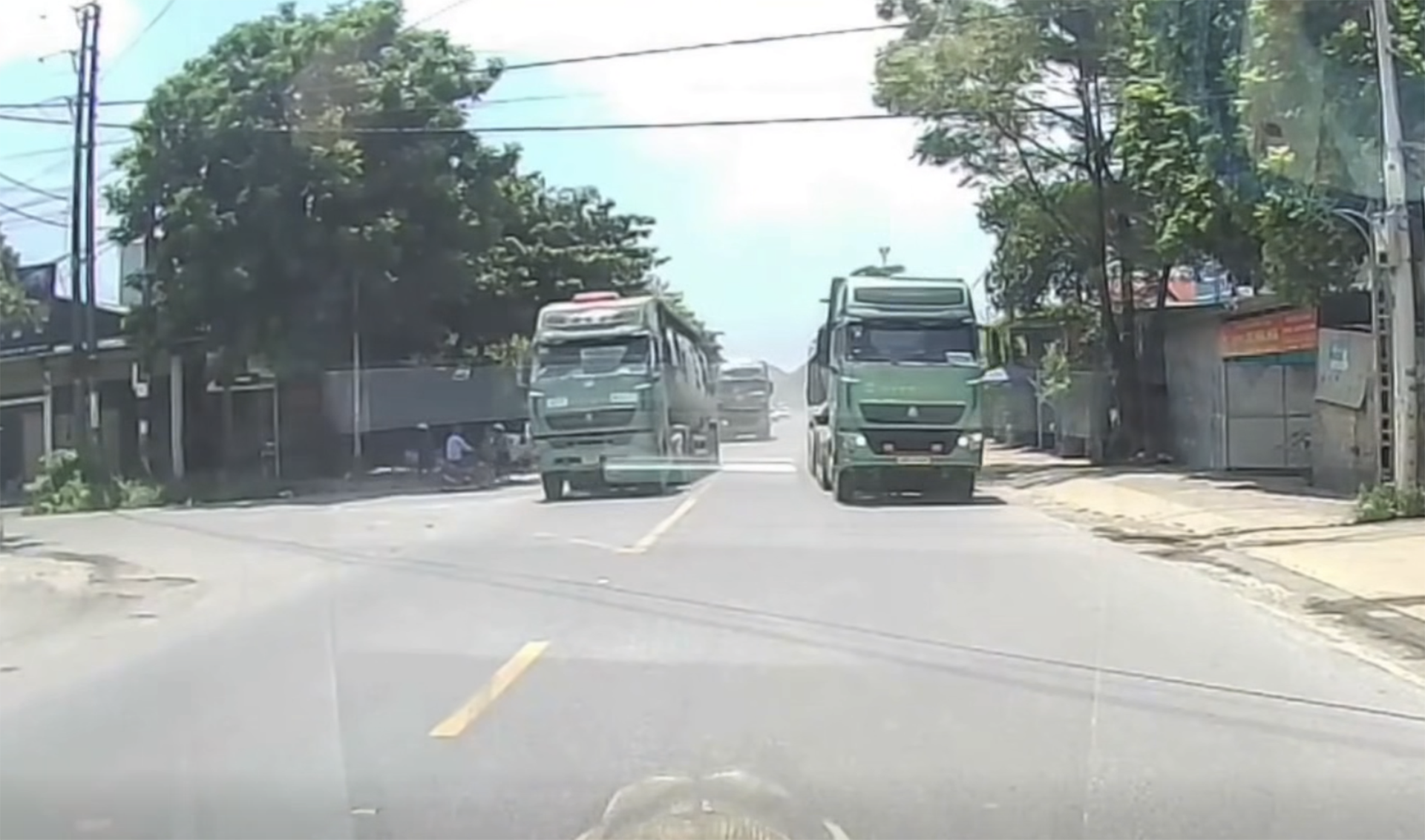 Ô tô đầu kéo ở Hà Nội vượt ẩu khiến tài xế xe ngược chiều &amp;apos;đứng hình&amp;apos;