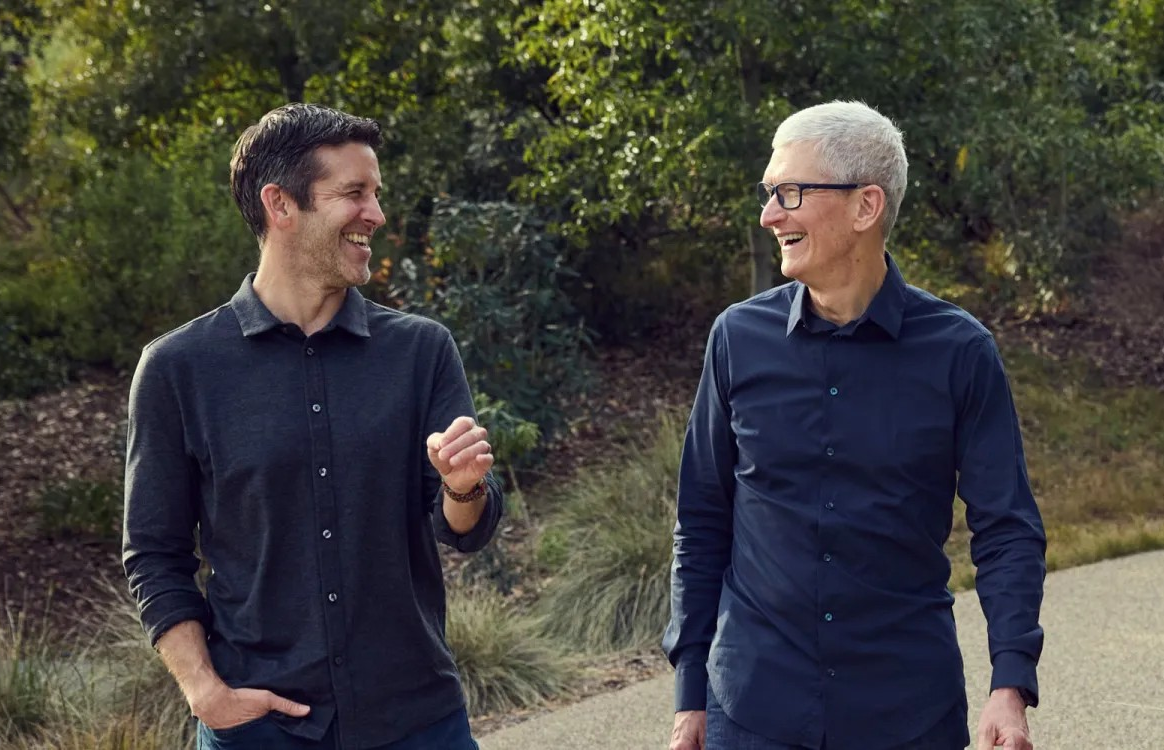 Apple lần đầu chạm mốc vốn hóa 5.000 tỷ USD
