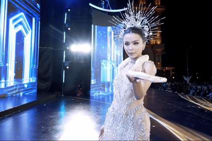 Bán kết Miss Grand Vietnam gặp sự cố, thí sinh quấn trăn hơn 5kg gây chú ý
