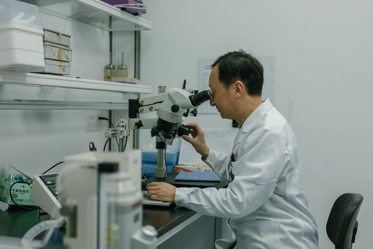 Bé gái 6 tuổi tử vong sau liệu pháp chỉnh sửa gene, nhà khoa học bị điều tra