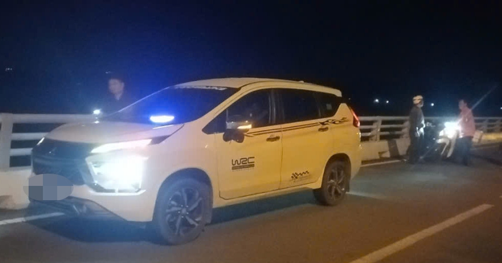 Bỏ lại ô tô cùng ví tiền trên cầu, nam tài xế mất liên lạc
