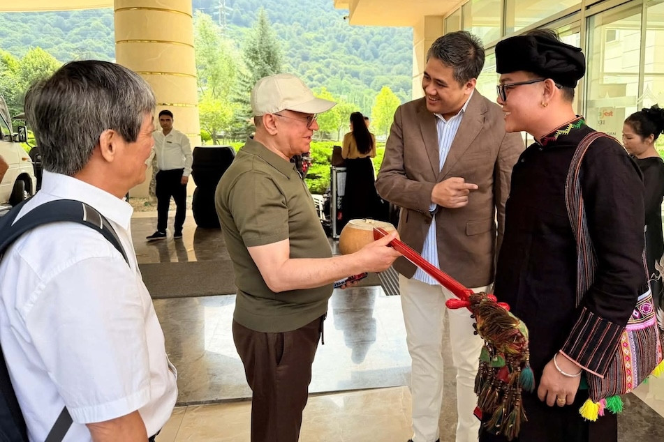 Bộ trưởng Azerbaijan thích thú với đàn Tính của Việt Nam
