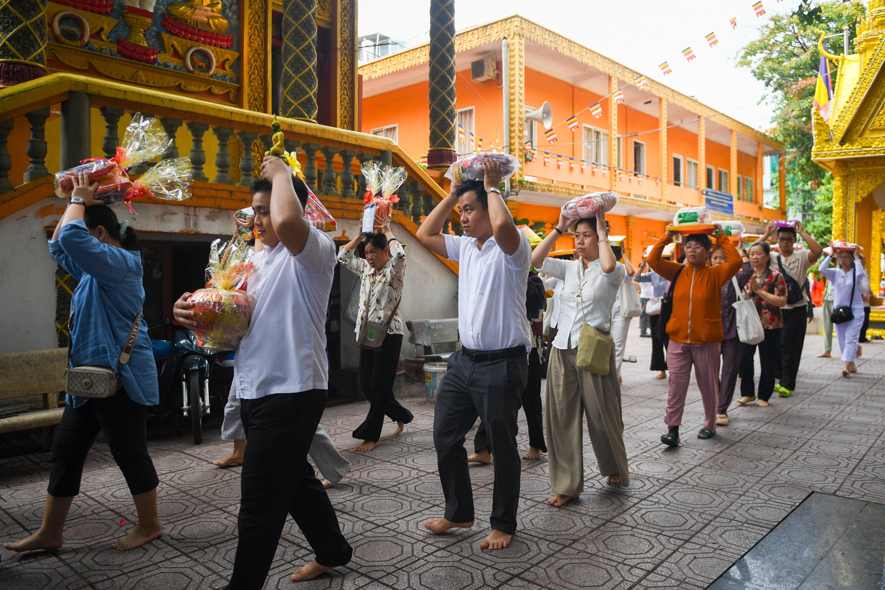 Dâng y tắm mưa tại chùa Khmer ở TPHCM, bắt đầu mùa an cư kiết hạ