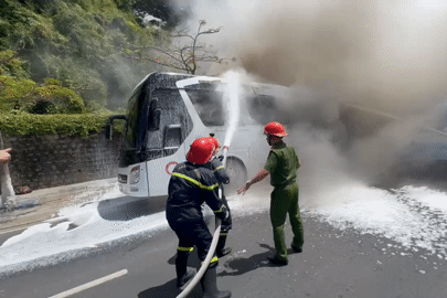 Xe khách bất ngờ bốc cháy dữ dội gần trường đại học, nhiều tiếng nổ phát ra