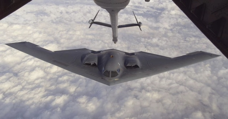 Máy bay ném bom tàng hình B-2 Spirit của không quân Mỹ tiếp nhiên liệu trên không. Ảnh: Không quân Israel