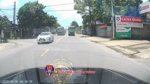 Ô tô đầu kéo ở Hà Nội vượt ẩu khiến tài xế xe ngược chiều 'đứng hình'