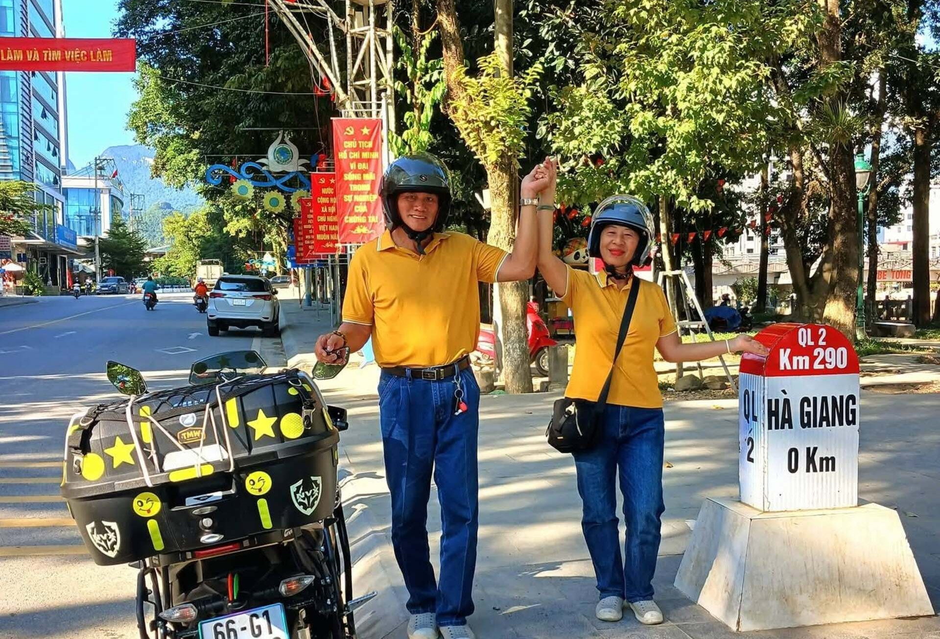 Vợ chồng U70 ở Đồng Tháp lái xe máy du lịch xuyên Việt 92 ngày, qua hơn 9.000km