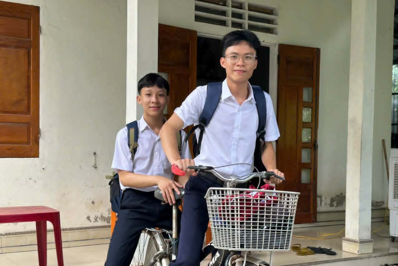 3 năm đèo nhau đến trường trên chiếc xe đạp cũ, đôi bạn thân cùng đỗ thủ khoa