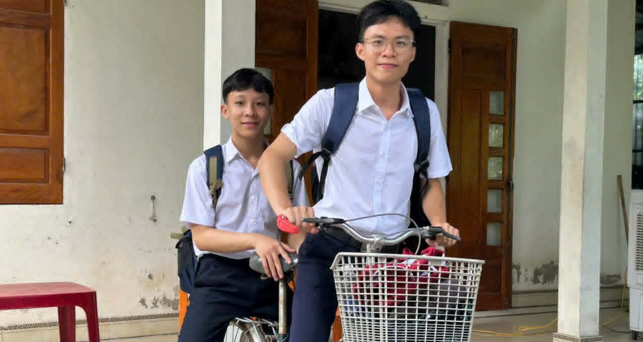 3 năm đèo nhau đến trường trên chiếc xe đạp cũ, đôi bạn thân cùng đỗ thủ khoa