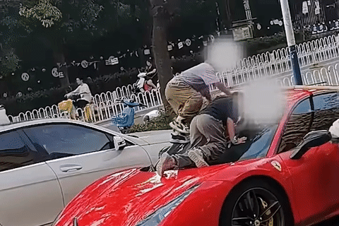 4 đứa trẻ trèo lên mui siêu xe Ferrari để chơi đùa, chủ xe kiện phụ huynh