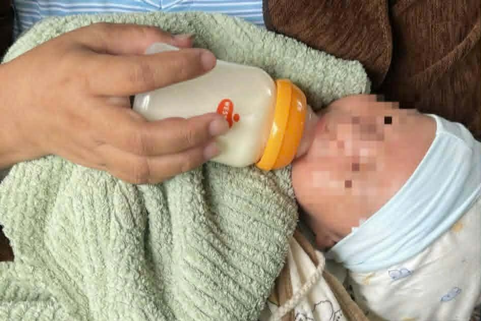 Bé trai 1 tháng tuổi bị bỏ rơi trong giỏ nhựa màu trắng bên đường
