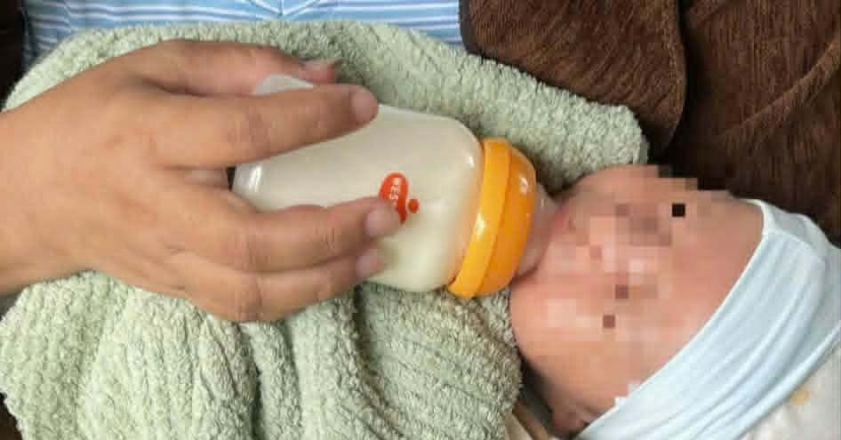Bé trai 1 tháng tuổi bị bỏ rơi trong giỏ nhựa màu trắng bên đường