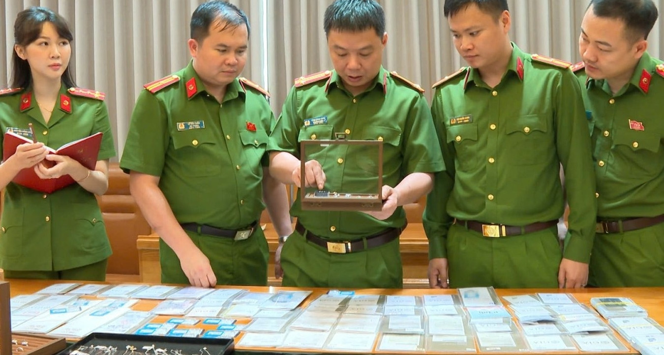 Bí ẩn tờ đô la và ứng dụng &amp;apos;tự hủy&amp;apos; trong đường dây buôn lậu 28.000 viên kim cương