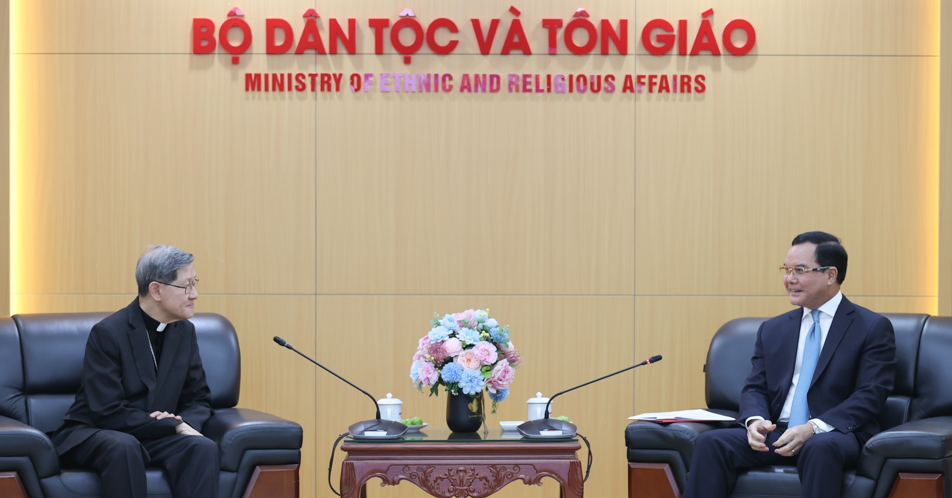 Bộ trưởng Nguyễn Đình Khang tiếp Đặc sứ Giáo hoàng Lêô XIV