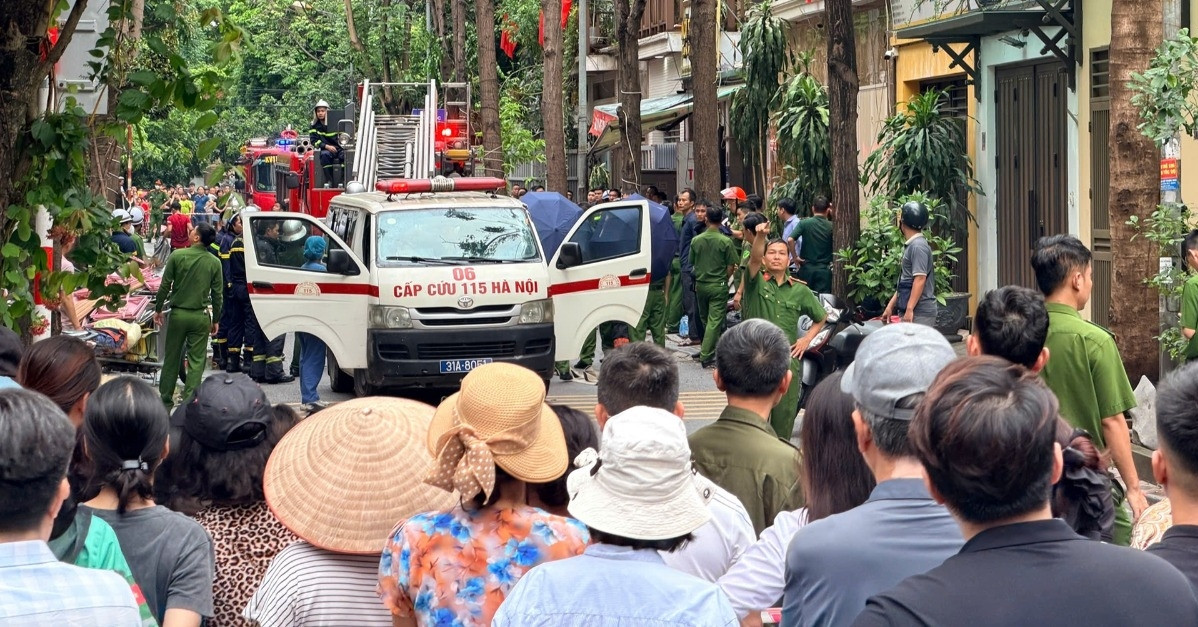 Giây phút nạn nhân bỏng lao ra nhờ cứu 2 người mắc kẹt