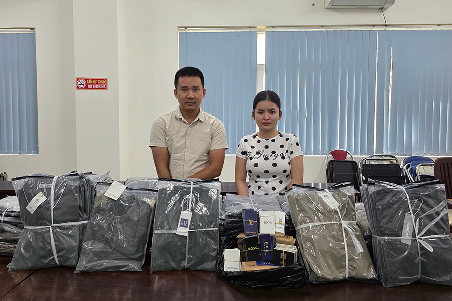 Đôi vợ chồng bị bắt quả tang sản xuất 10.000 áo thun giả thương hiệu LV, Zara, Lacoste...