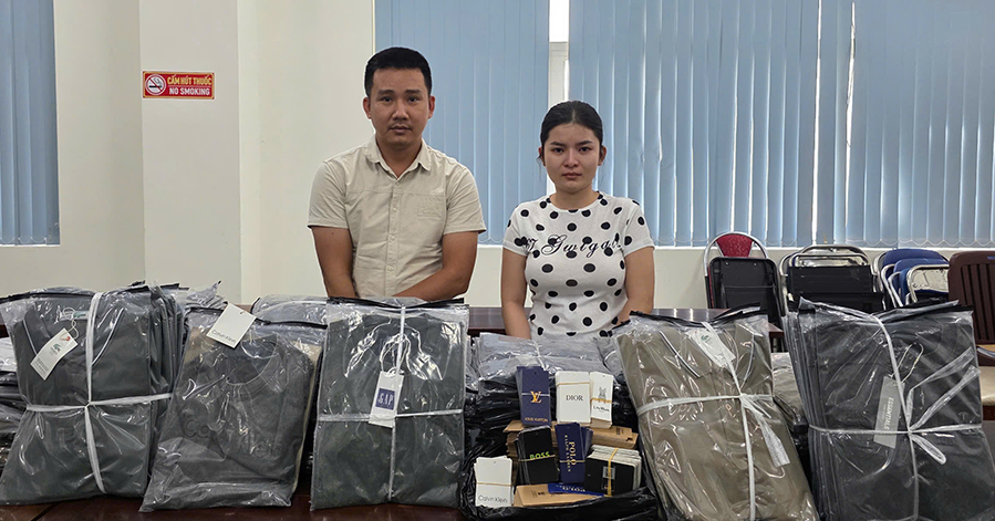 Đôi vợ chồng bị bắt quả tang sản xuất 10.000 áo thun giả thương hiệu LV, Zara, Lacoste...