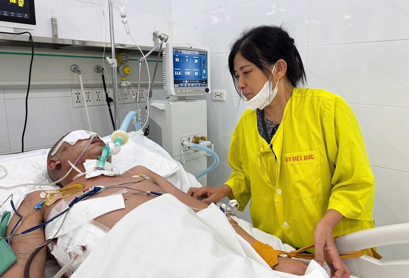 Chồng mất vì ung thư, người mẹ góa quặn lòng nhìn con trai giành giật sự sống