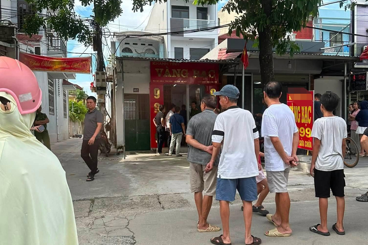 Công an bắt nghi phạm cướp tiệm vàng giữa ban ngày ở Hà Nội
