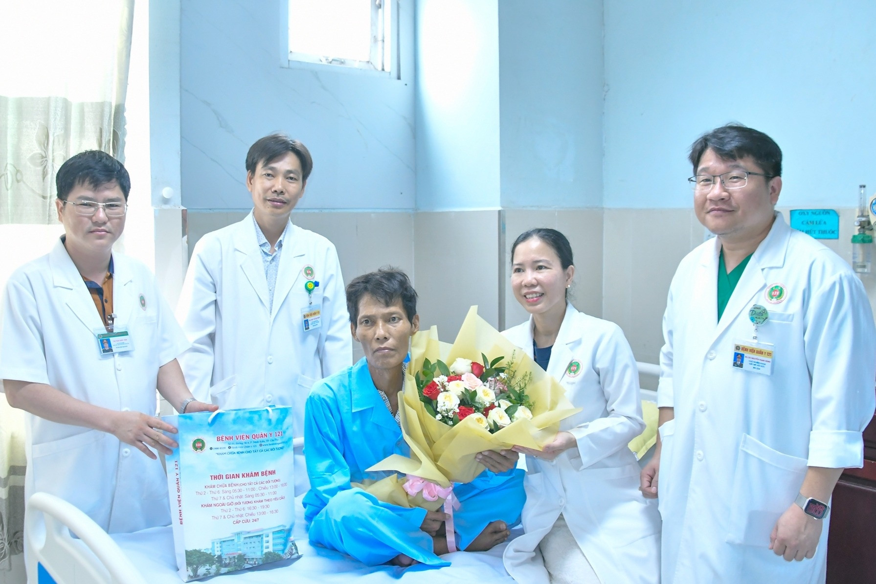 Cứu sống người đàn ông một mình nuôi 2 con, bệnh viện miễn toàn bộ viện phí
