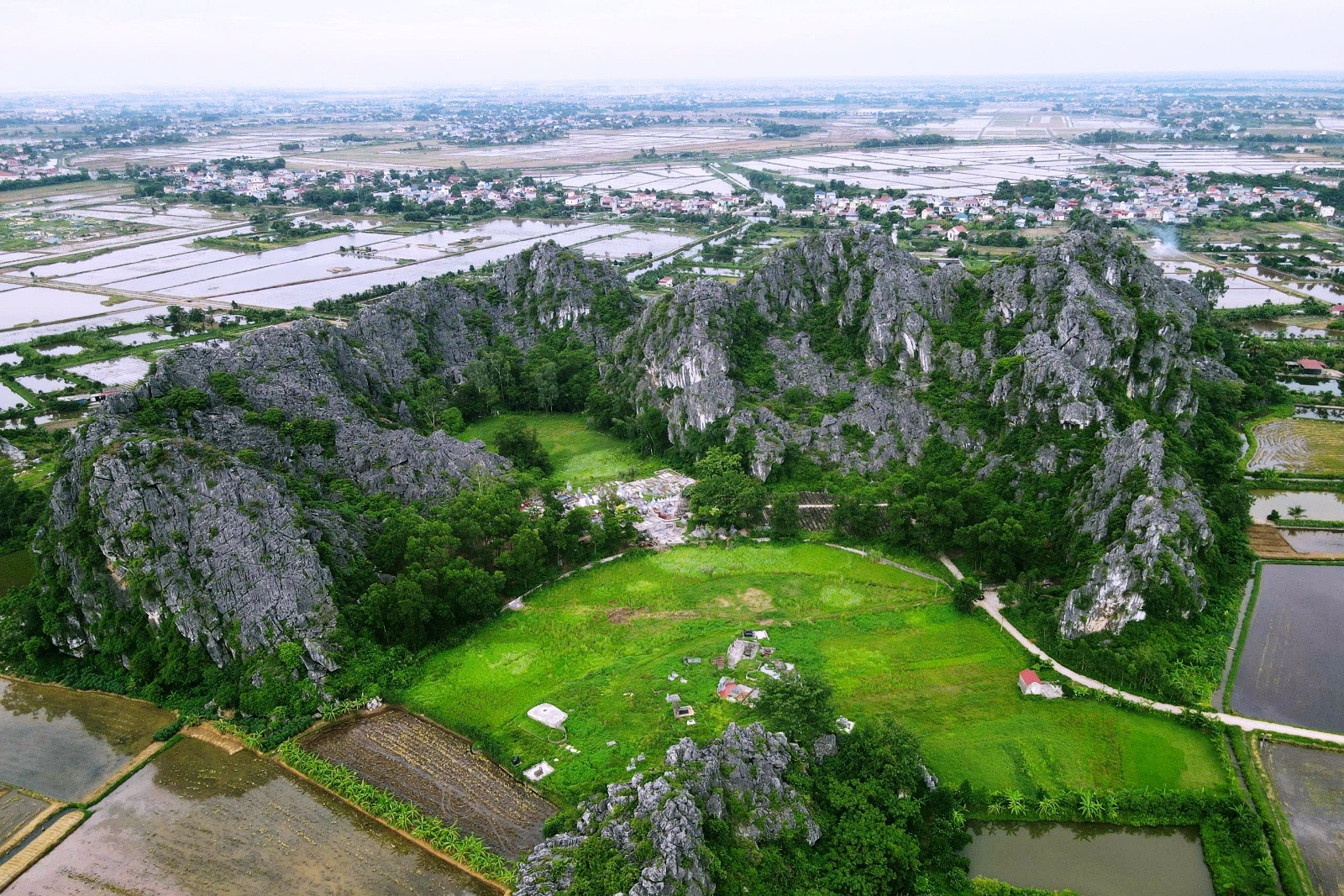Dấu tích cư trú, mộ táng của cư dân thời tiền - sơ sử ở Ninh Bình