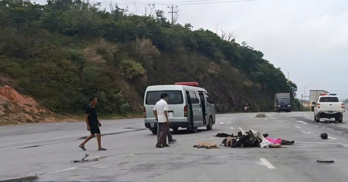 Hai người đàn ông tử vong sau va chạm xe khách trên quốc lộ 1