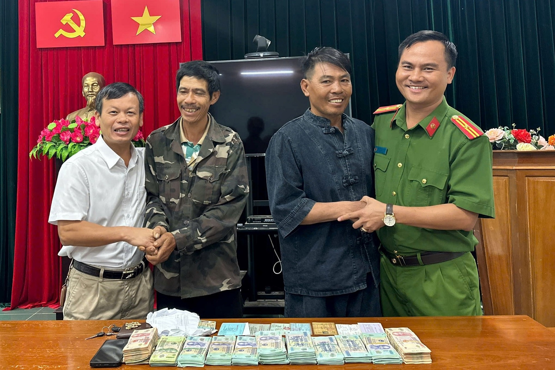 Người đàn ông mang theo tài sản hơn 1,2 tỷ đồng, đi lạc 550km vào rừng