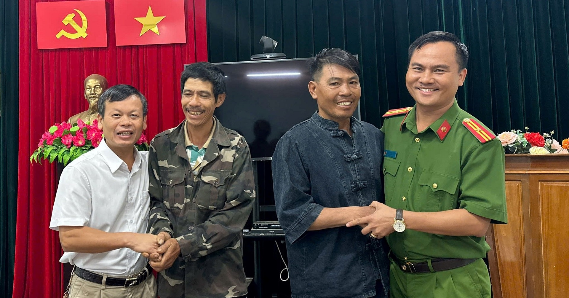 Người đàn ông mang theo tài sản hơn 1,2 tỷ đồng, đi lạc 550km vào rừng