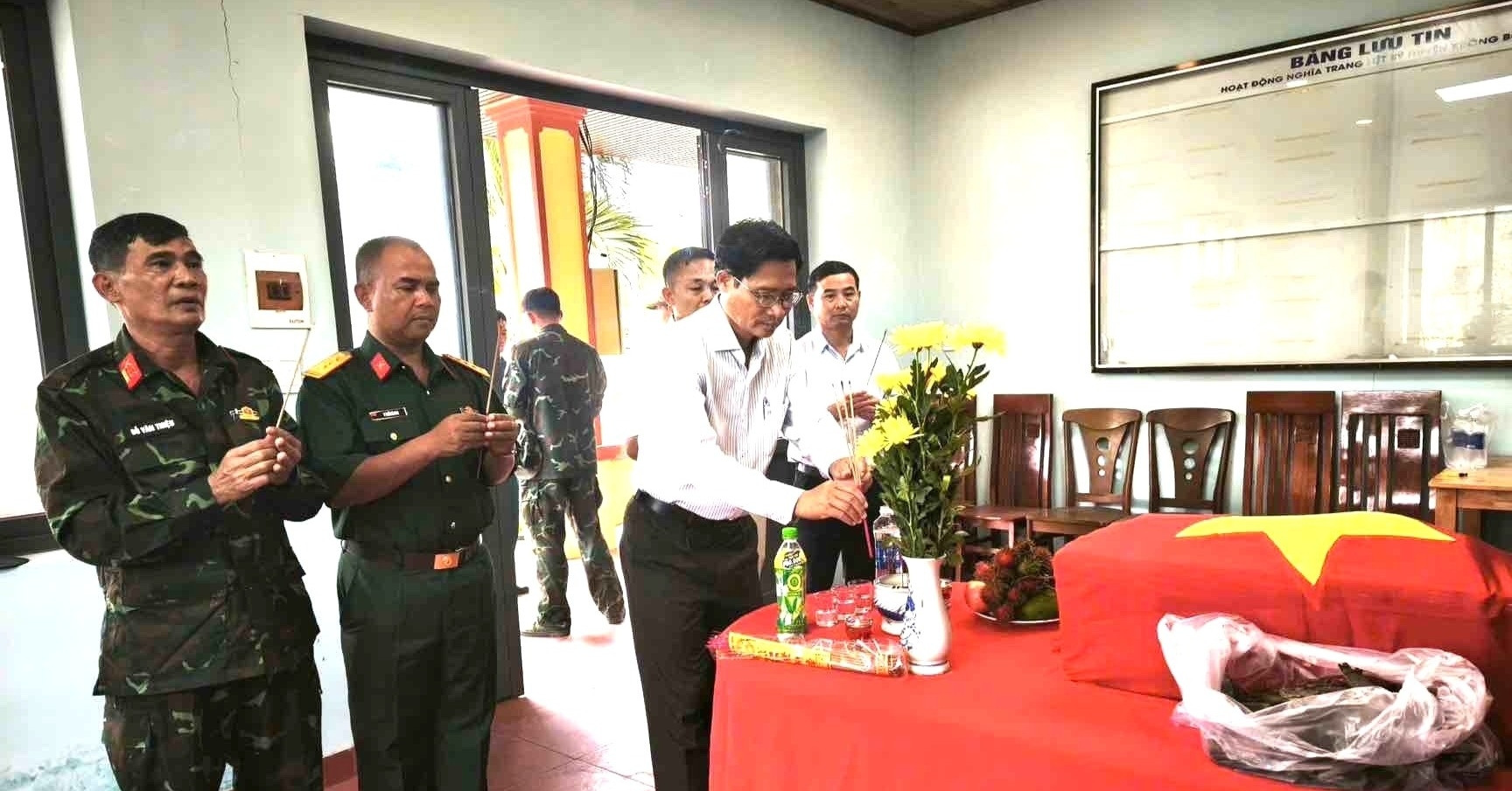 Quy tập 2 hài cốt liệt sĩ ở vườn cà phê, phát hiện một số mảnh bộ đàm