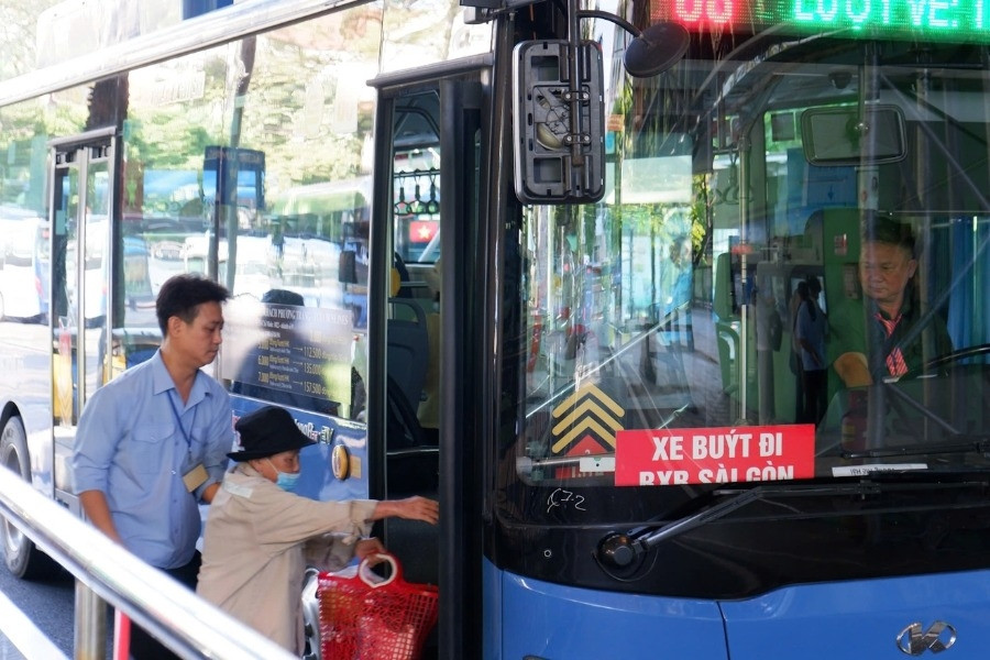 TPHCM 'tuýt còi' tài xế, tiếp viên làm khó khách đi xe buýt 0 đồng
