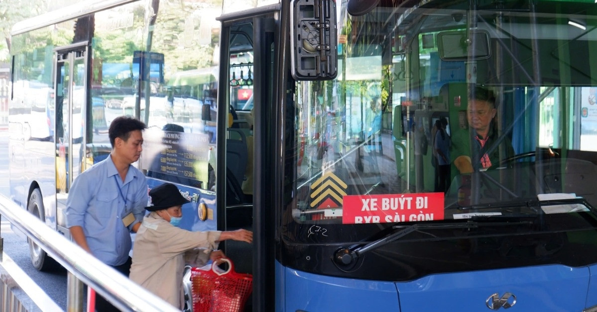 TPHCM 'tuýt còi' tài xế, tiếp viên làm khó khách đi xe buýt 0 đồng