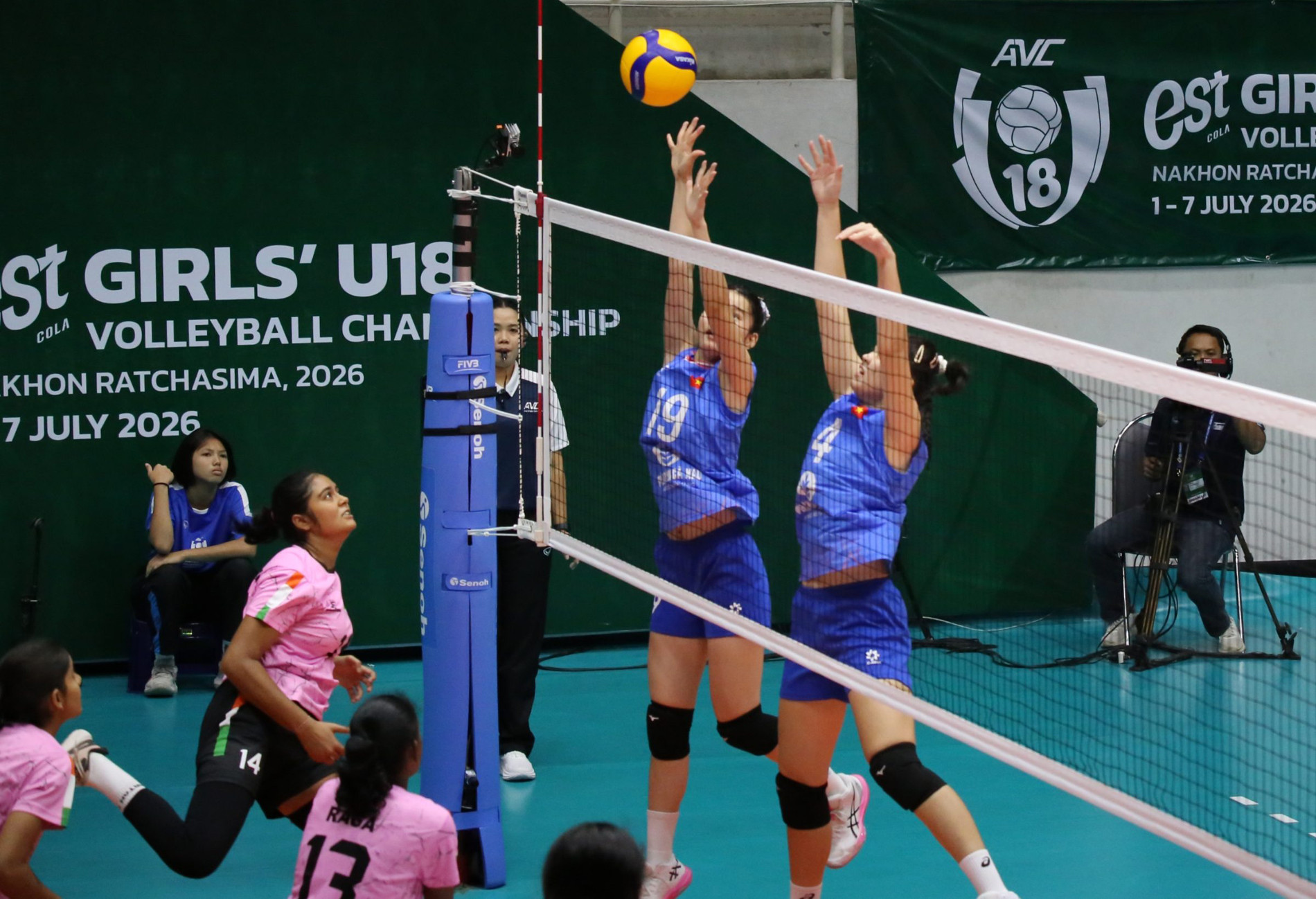 tuyen bong chuyen u18 nu viet nam an do 9.jpg