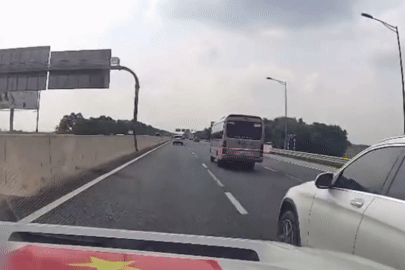 Xe Mercedes vượt ẩu gây tai nạn liên hoàn trên cao tốc Hà Nội - Hải Phòng