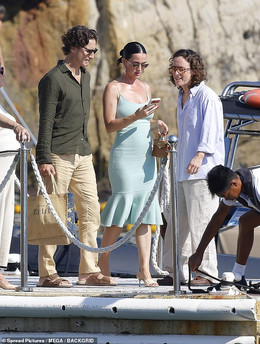 110327017 16014325 The_star_looked_glam_as_she_accompanied_Trudeau_on_the_trip a 31_1785345473346.jpg