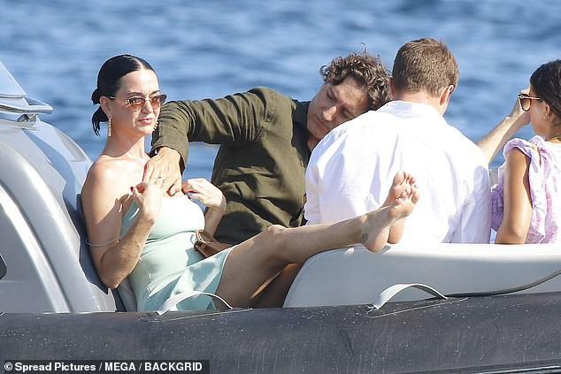 https://static-images.vnncdn.net/vps_images_publish/000001/000003/2026/7/30/110327021-16014325-trudeau-shot-perry-the-look-of-love-as-he-applied-her-sunscreen-a-30-1785345470045-121.jpg