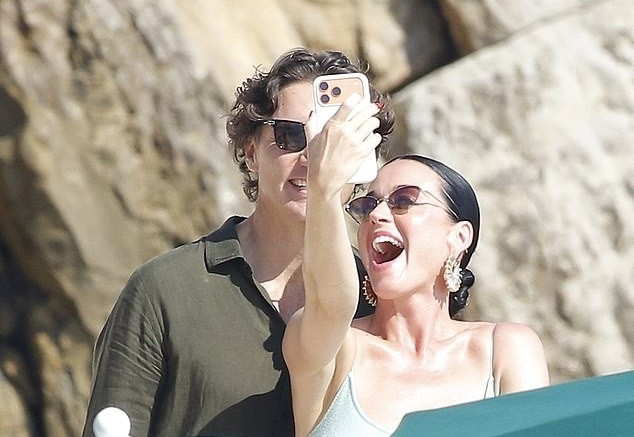 https://static-images.vnncdn.net/vps_images_publish/000001/000003/2026/7/30/110327029-16014325-the-happy-couple-were-having-the-time-of-their-live-as-they-snap-a-27-1785345458671-117.jpg